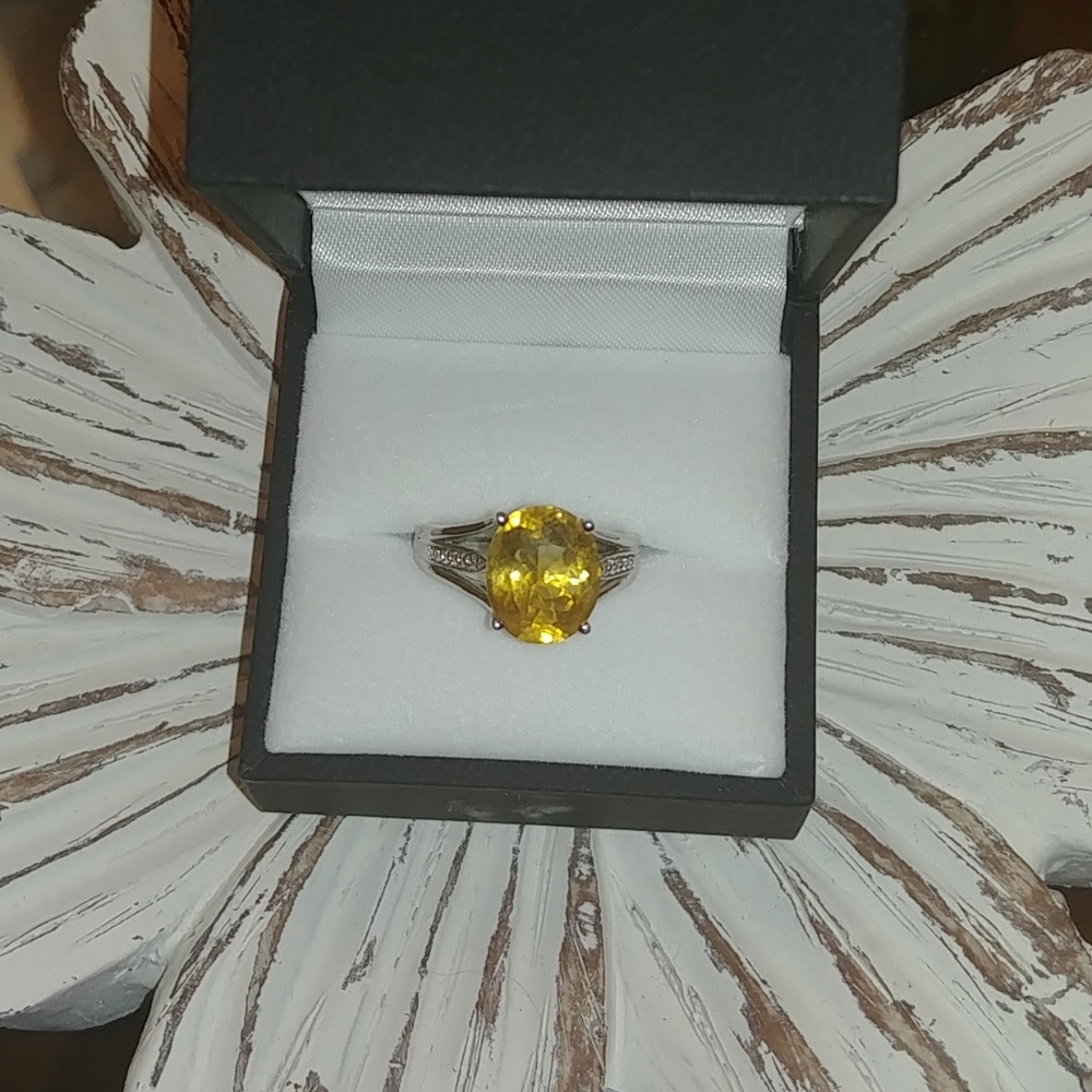 Yellow citrine oval 5 CT. Set in sterling silver